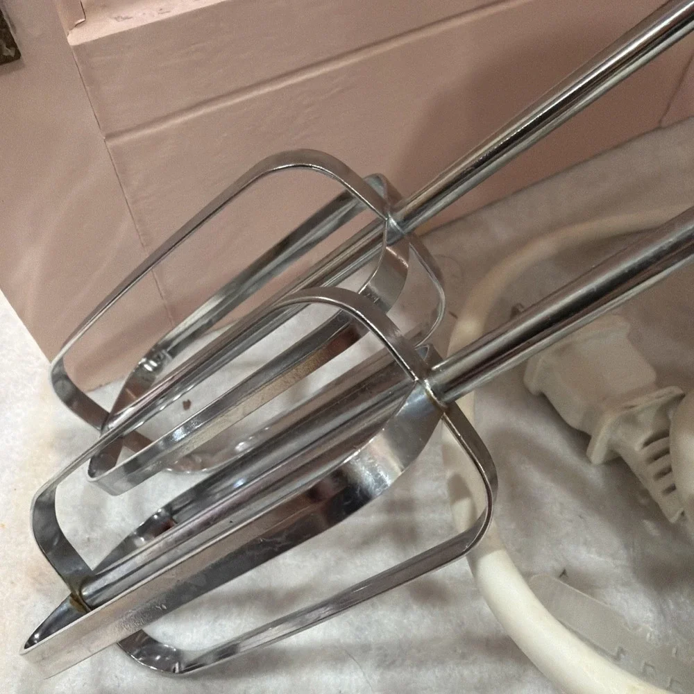 Hamilton Beach 6-Speed Electric Hand Mixer Works Great Good Condition Used. 4 At